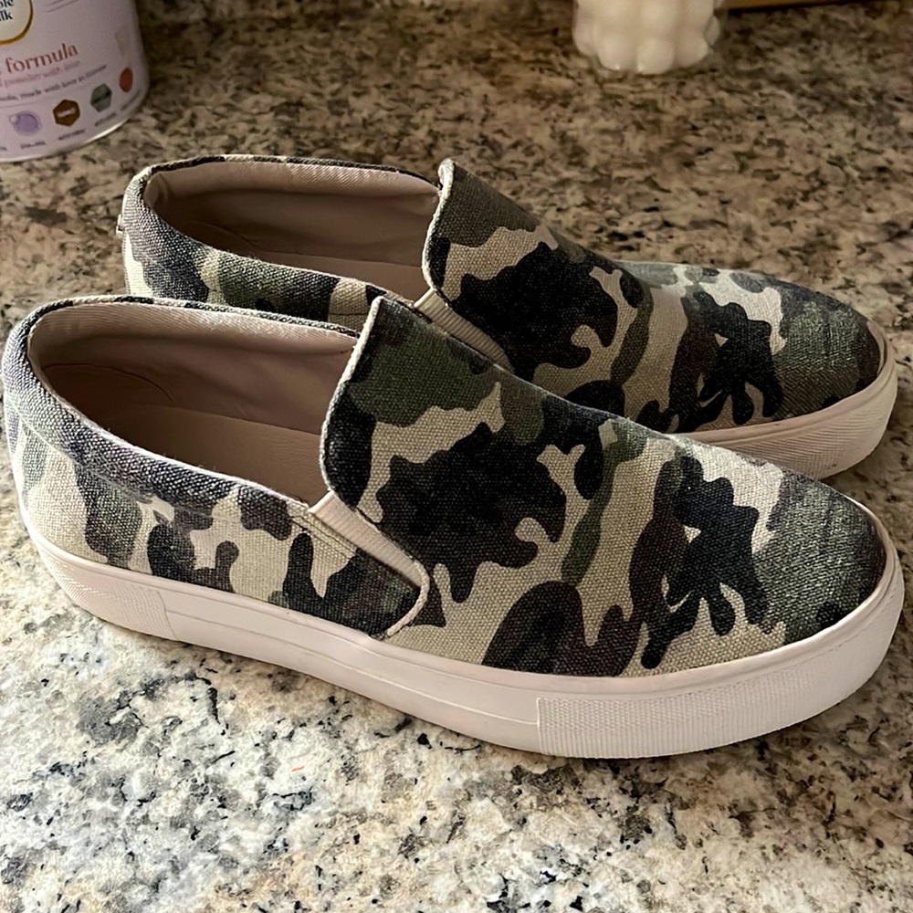 size 8 Steve Madden slip on shoes